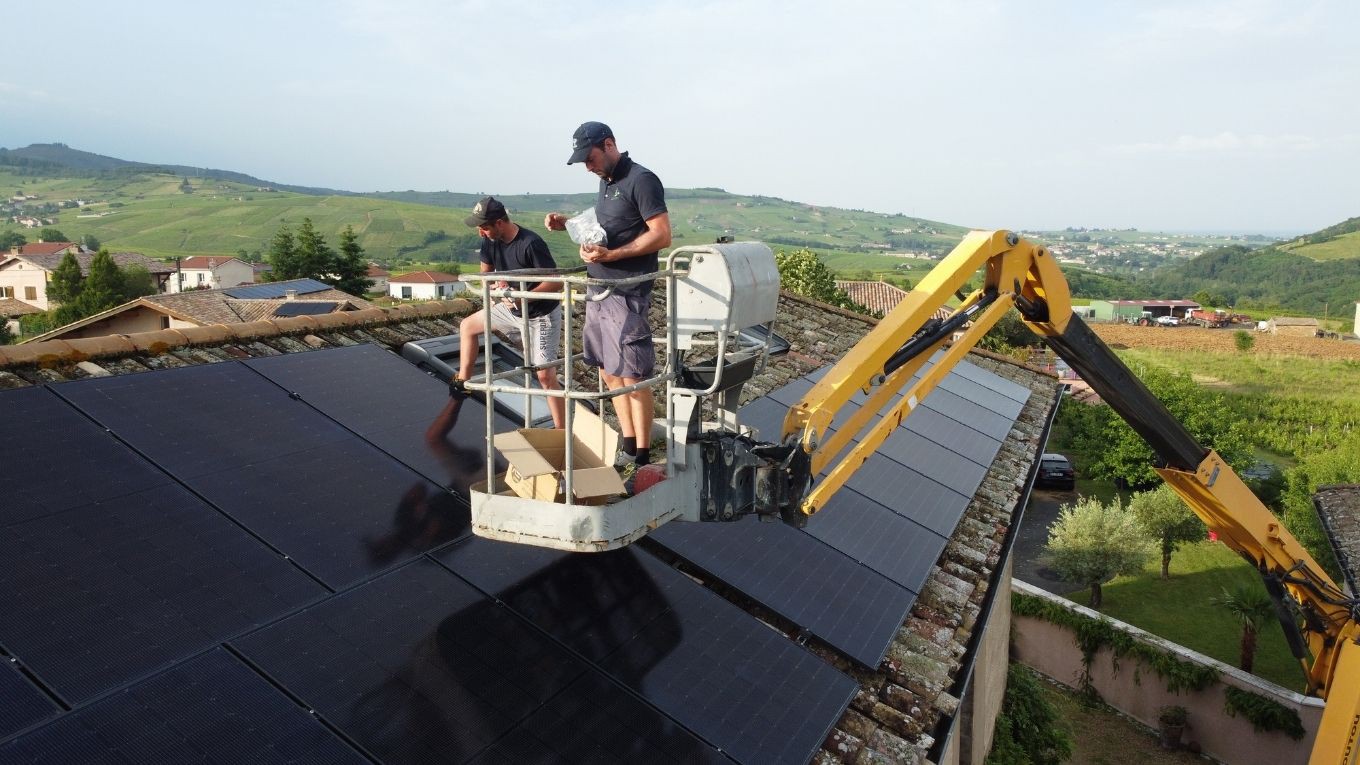 installation-pv Techniciens La Borne Electrique en nacelle installant des panneaux solaires sur le toit d'une maison en Rhône-Alpes