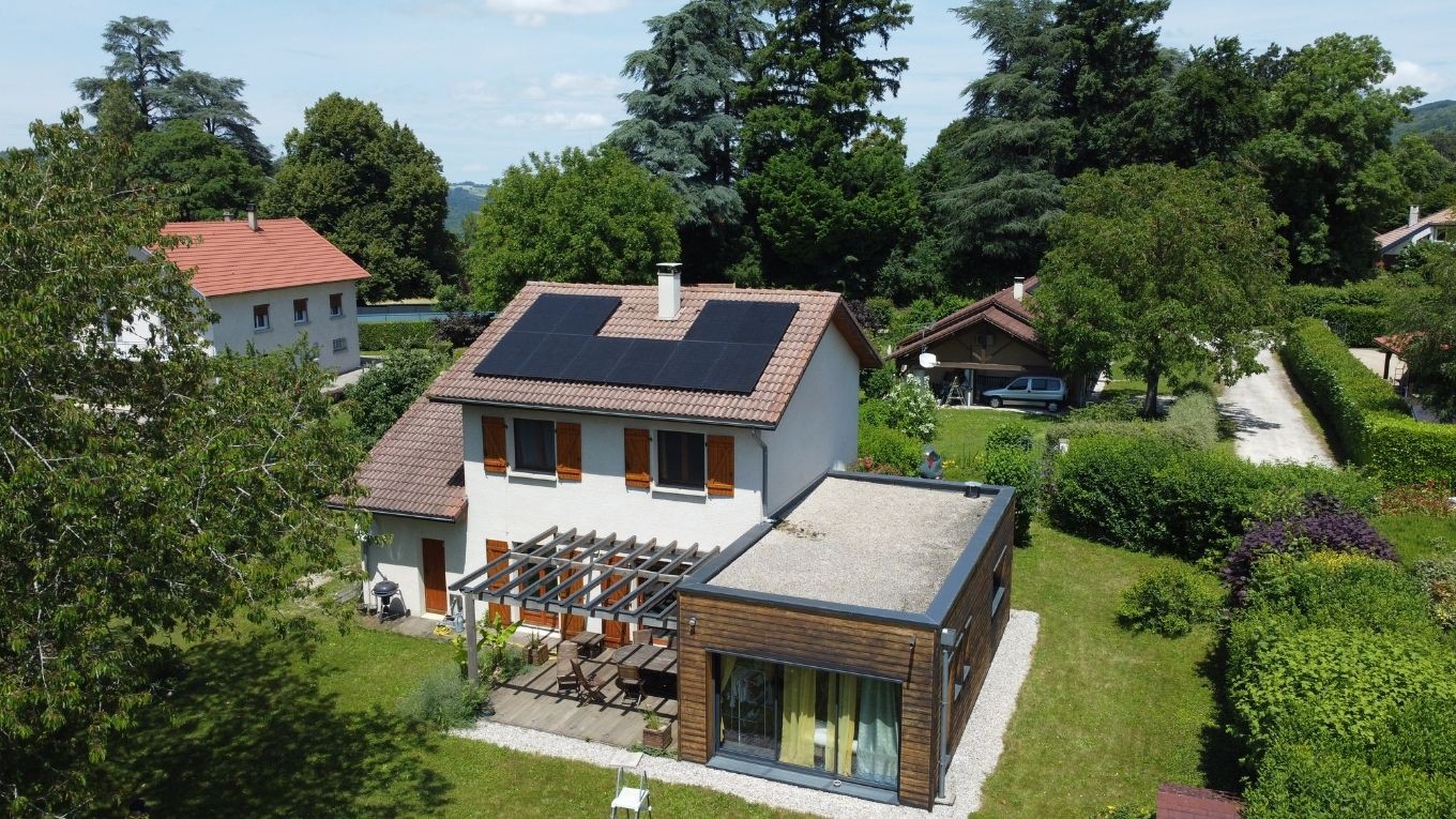 maison-individuelle-panneaux-solaires Installation de panneaux solaires sur le toit d'une maison individuelle en Rhône-Alpes