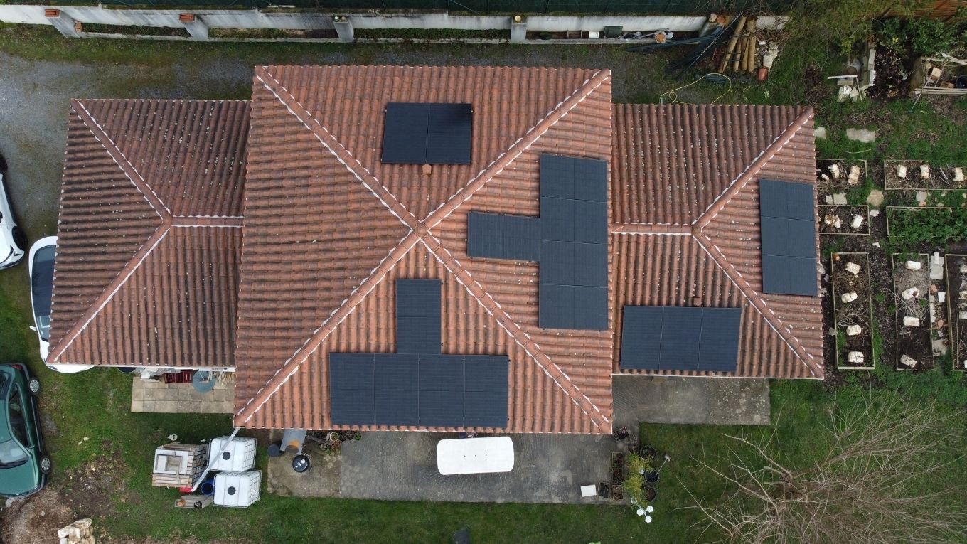 panneaux-solaires-habitation Toiture de maison individuelle équipée de panneaux solaires La Borne Électrique